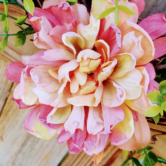 HAND CRAFTED PEACH/PINK LIFELIKE FLOWERS & GREENERY GRAPEVINE WREATH 20" BURLAP - Picture 7 of 7